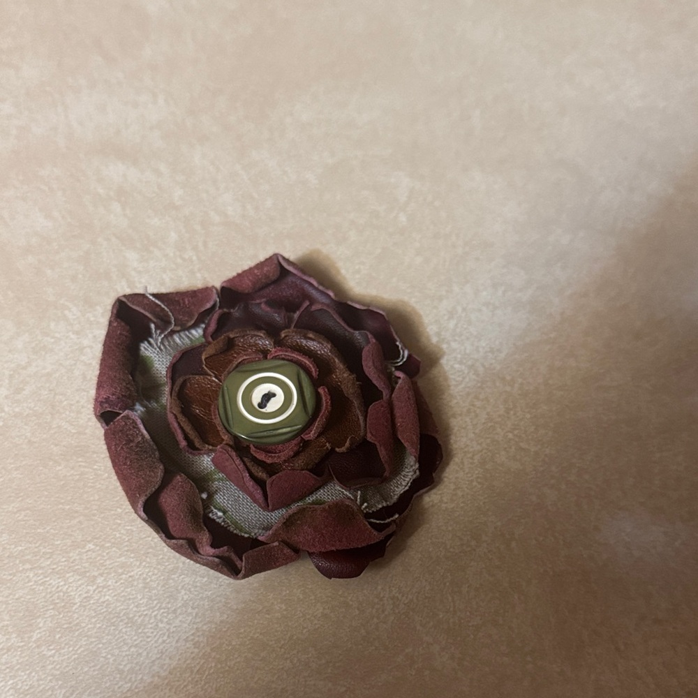 Flower‎ clip for hair or pen on